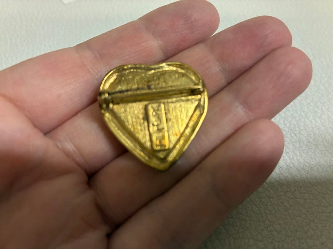 a*e様 イブサンローラン　ハート型 赤色 ブローチ