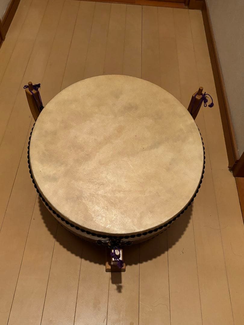 価格12万円程●和太鼓 太鼓正 平胴太鼓 上鳴 くり抜き胴 1尺3寸 座り台付き