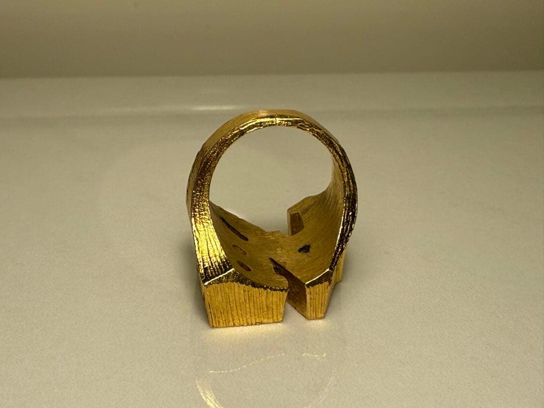 ロバート・インディアナ《LOVE》モチーフ ゴールドカラー リング