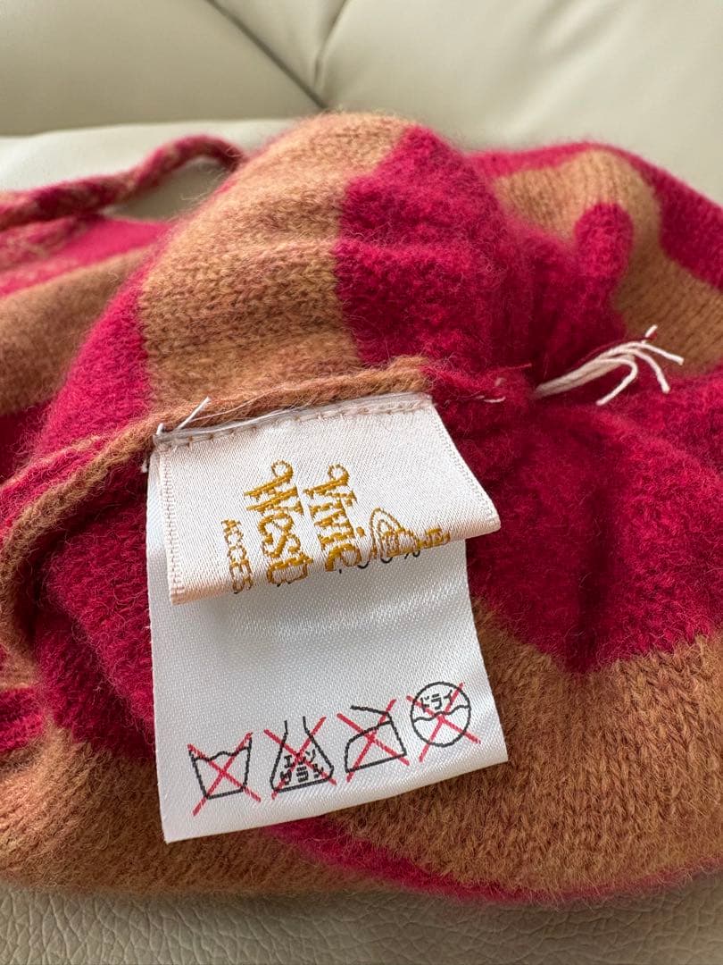 【値下げ中】VivienneWestwood赤系耳当て付きニット帽 ポンポン