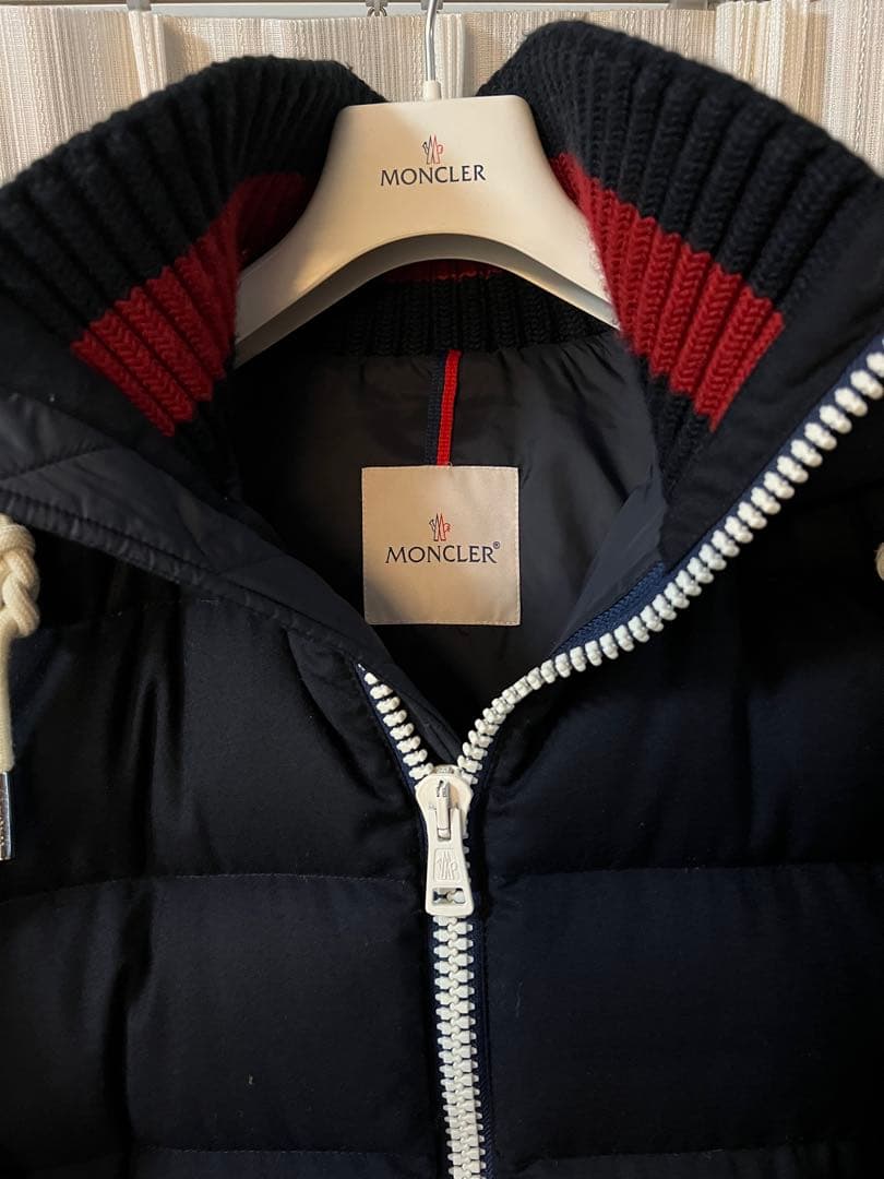 美品　MONCLER フード付きダウンジャケット ネイビー　サイズ2 L相当