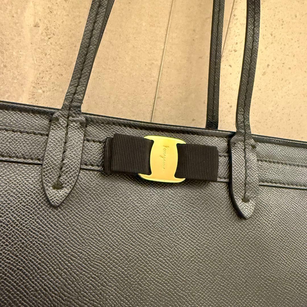Salvatore Ferragamo ブラックレザー ヴァラ　リボン　バッグ