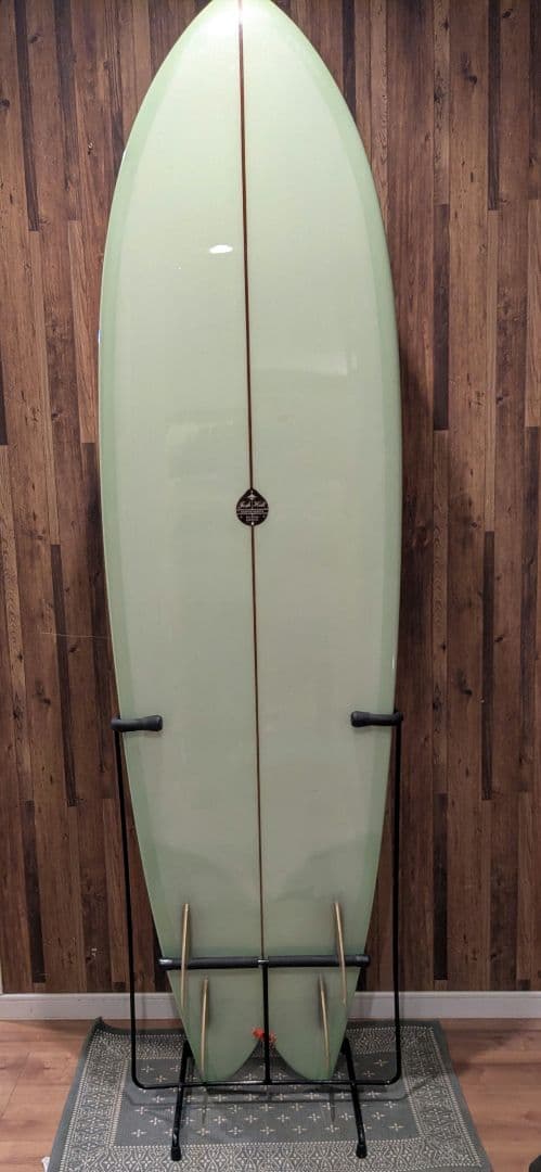 自立式　サーフボードスタンド 金属製 黒