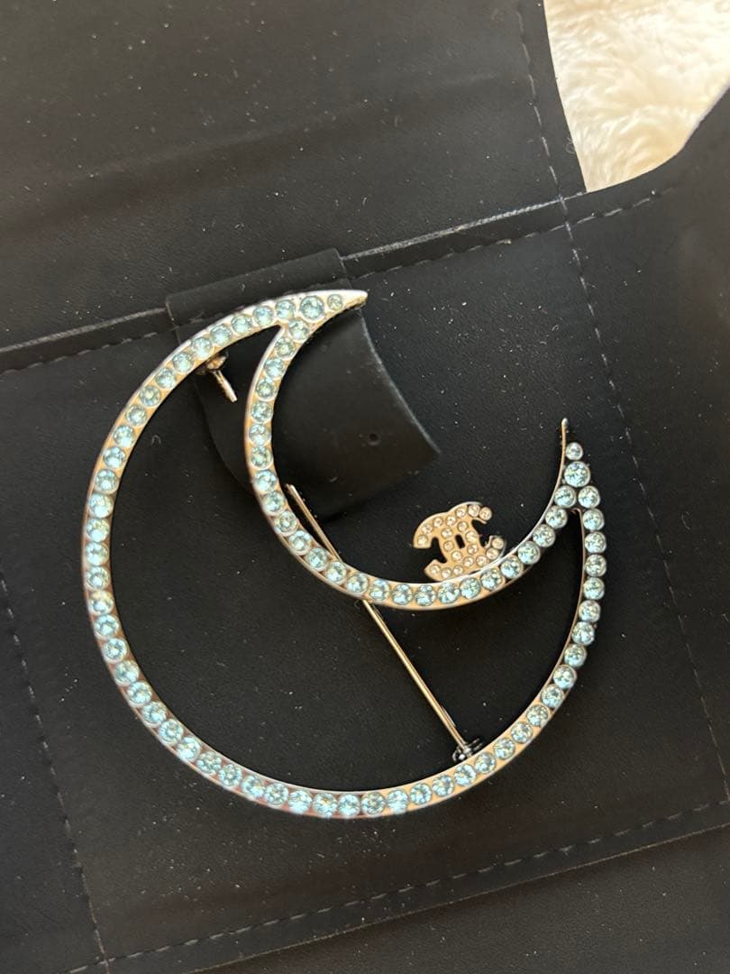 CHANEL 月形クリスタルブローチ 淡い水色