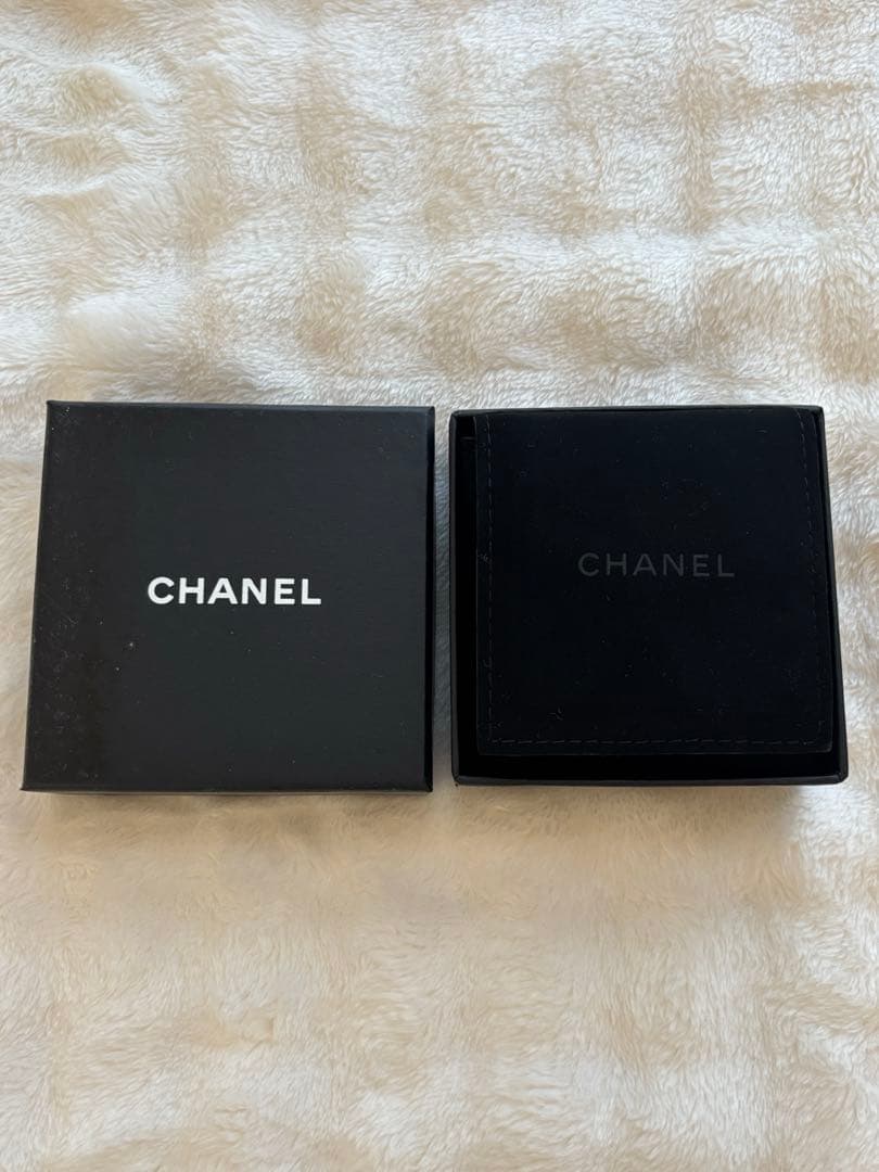 CHANEL 月形クリスタルブローチ 淡い水色