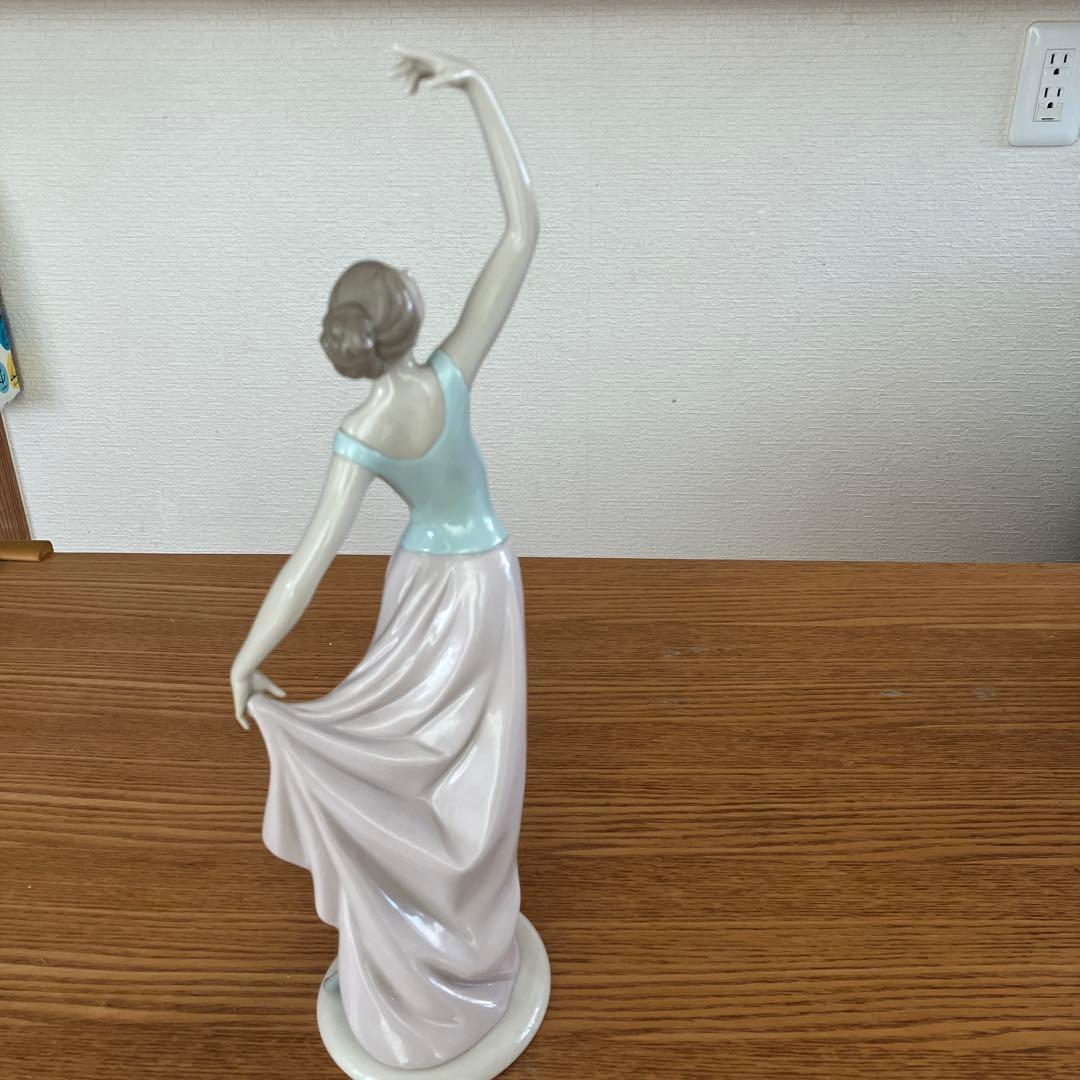 リヤドロ ナオ NAO 「踊り終えて」