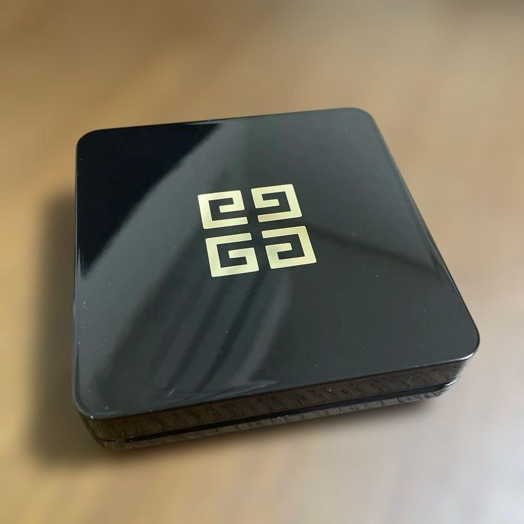 GIVENCHY ジバンシィ　ソワンノワール UV コンパクト