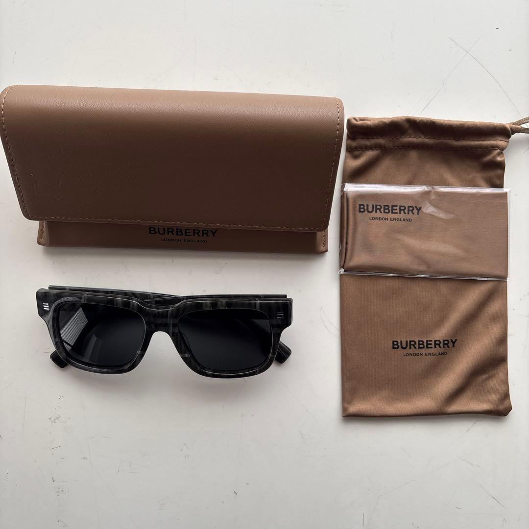 未使用品　Burberryチェック柄サングラス/バーバリー