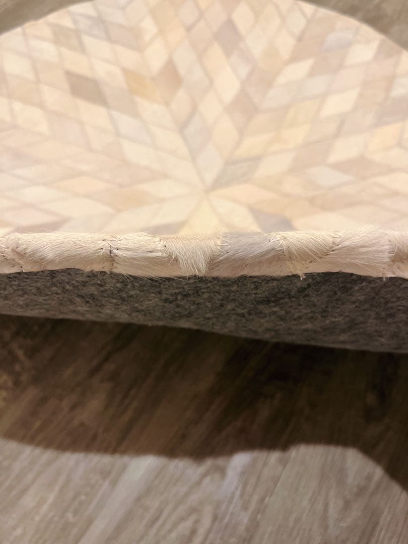 牛革のレザーラウンドラグ　オフホワイト