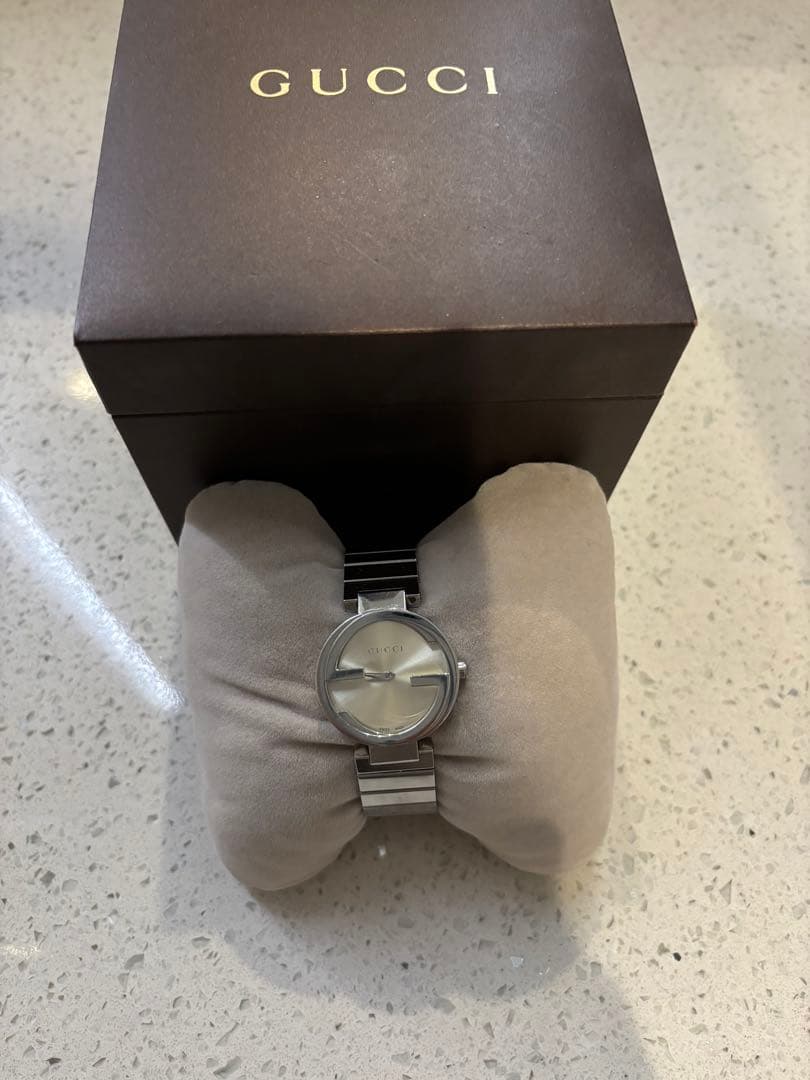 GUCCI シルバー アナログ時計 スイス製 ダブルG