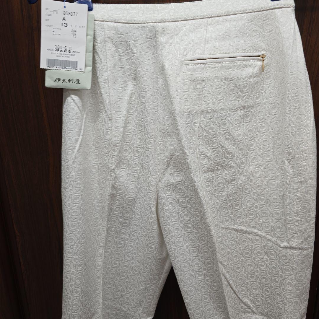 ホワイト ロゴ入り カジュアルパンツ