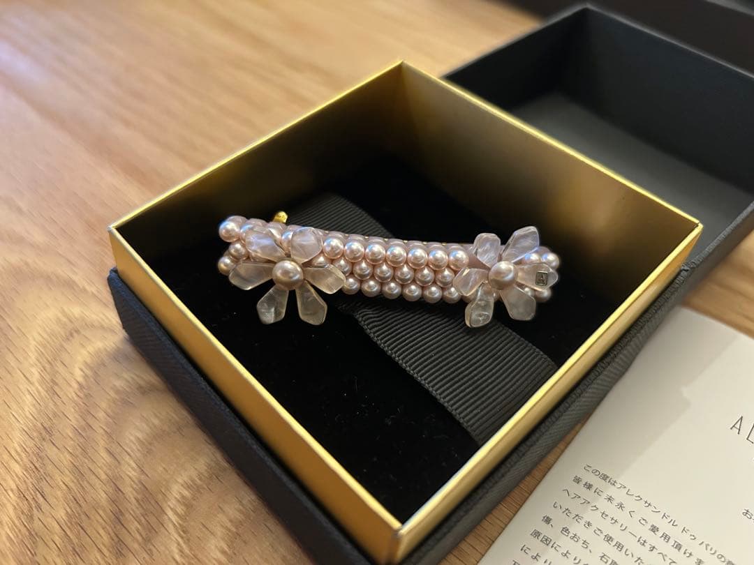 アレクサンドルドゥパリ ピンクパールバレッタ 花モチーフ