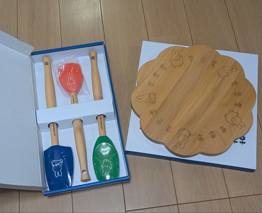 【新品未使用】ル・クルーゼ ミッフィー スパチュラセット＆ピーチウッドトレイ