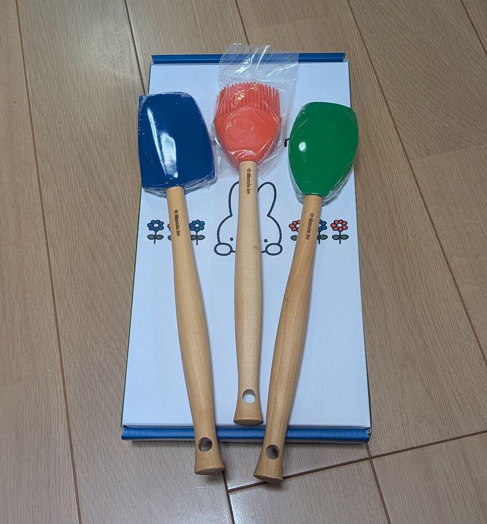 【新品未使用】ル・クルーゼ ミッフィー スパチュラセット＆ピーチウッドトレイ