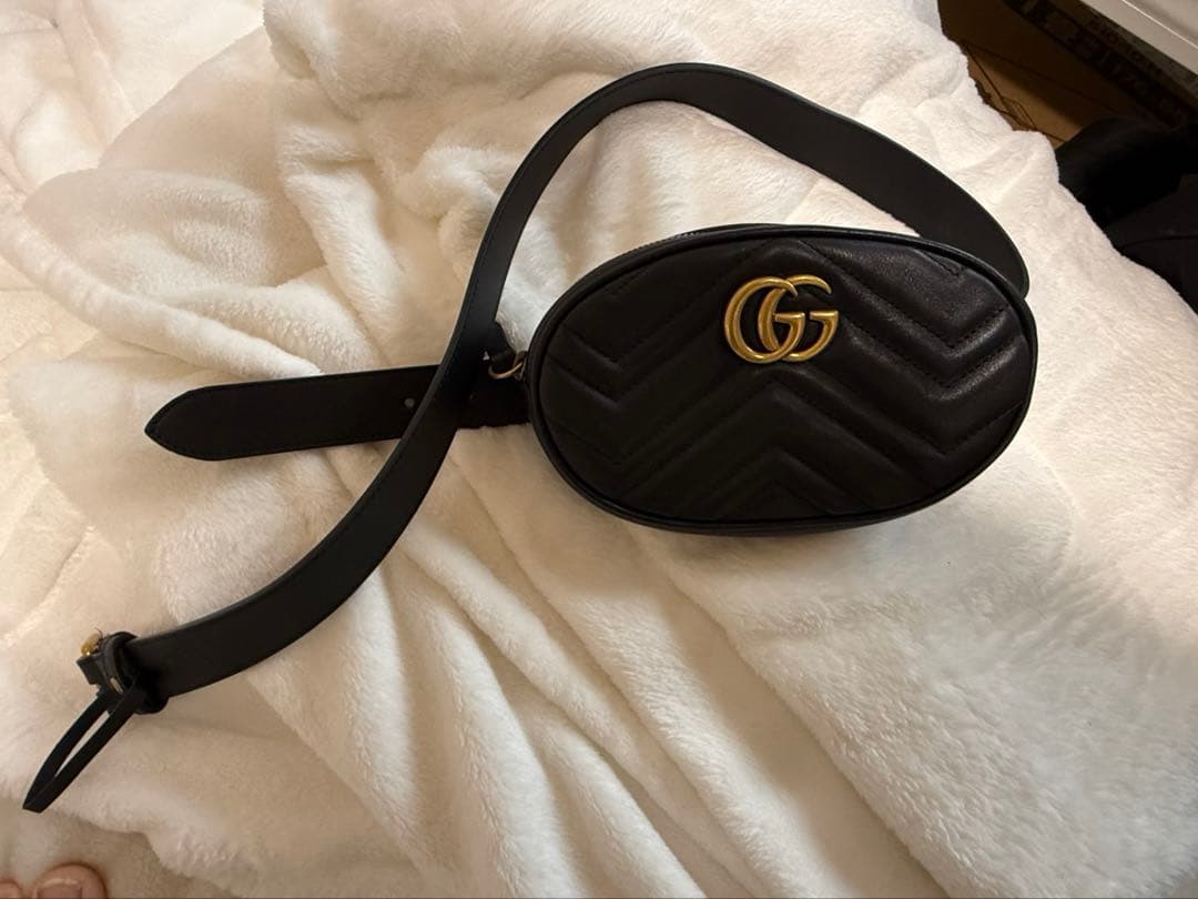 黒いキルティングボディバッグ