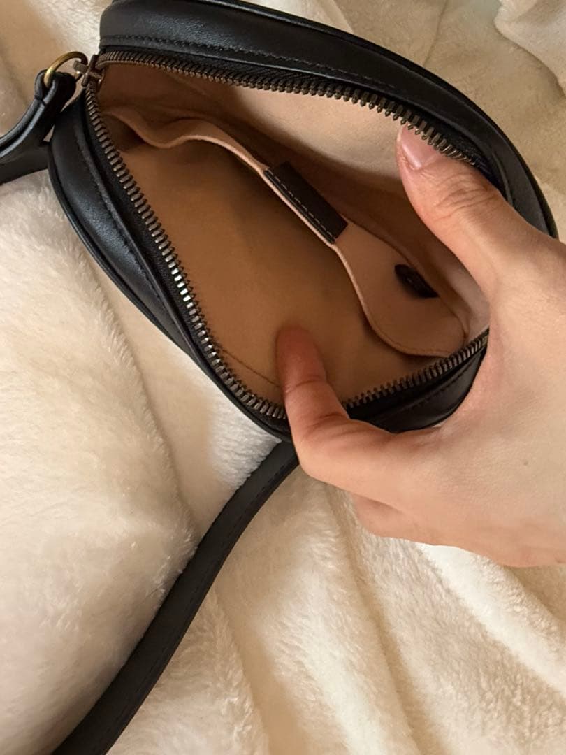 黒いキルティングボディバッグ