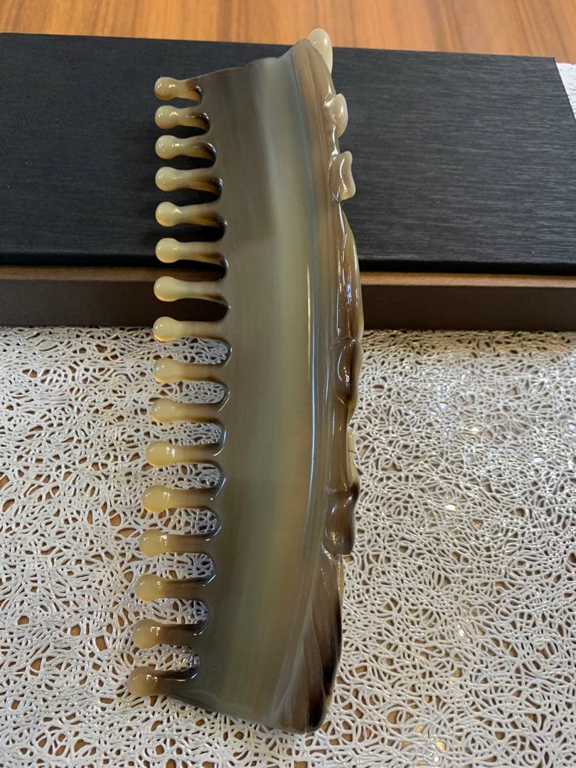 D-092高級　希少　極上品　天然白水牛角　手彫りフラワー　櫛　マッサージグッズ