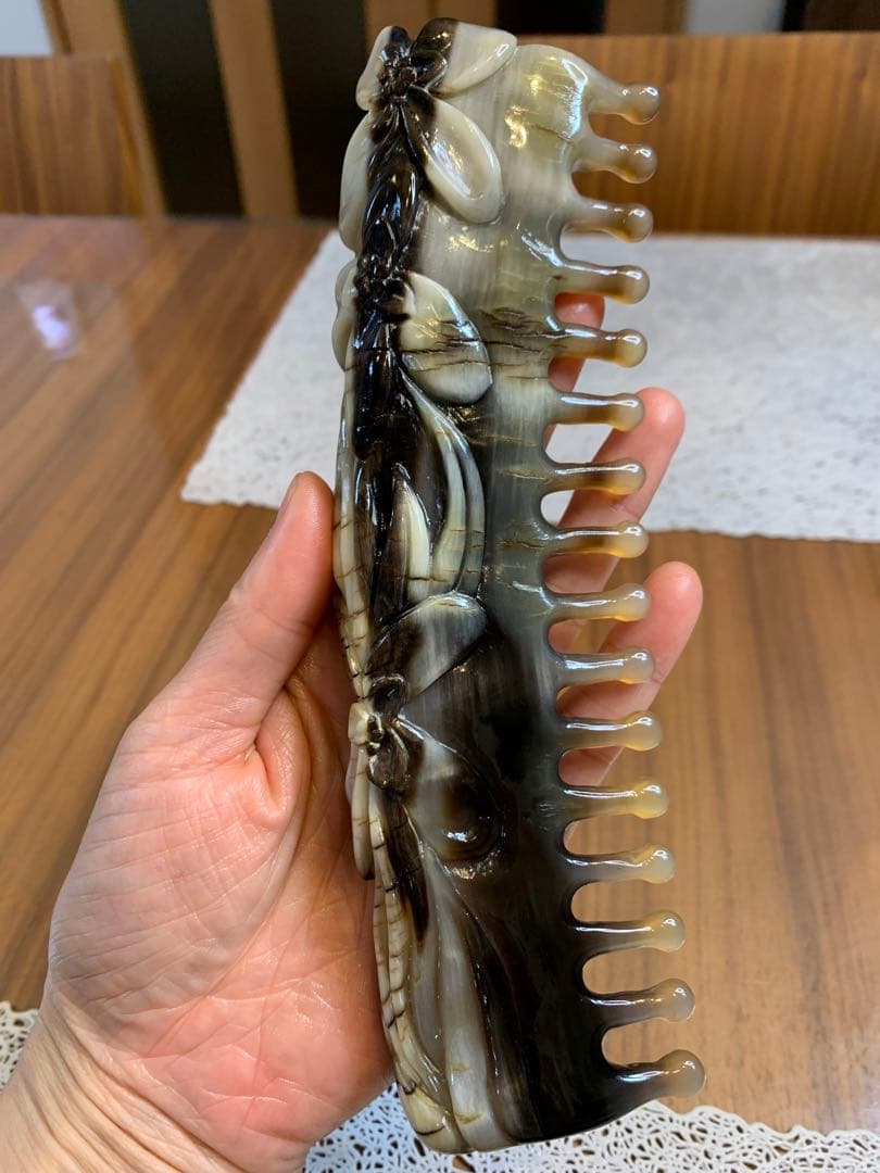 D-092高級　希少　極上品　天然白水牛角　手彫りフラワー　櫛　マッサージグッズ