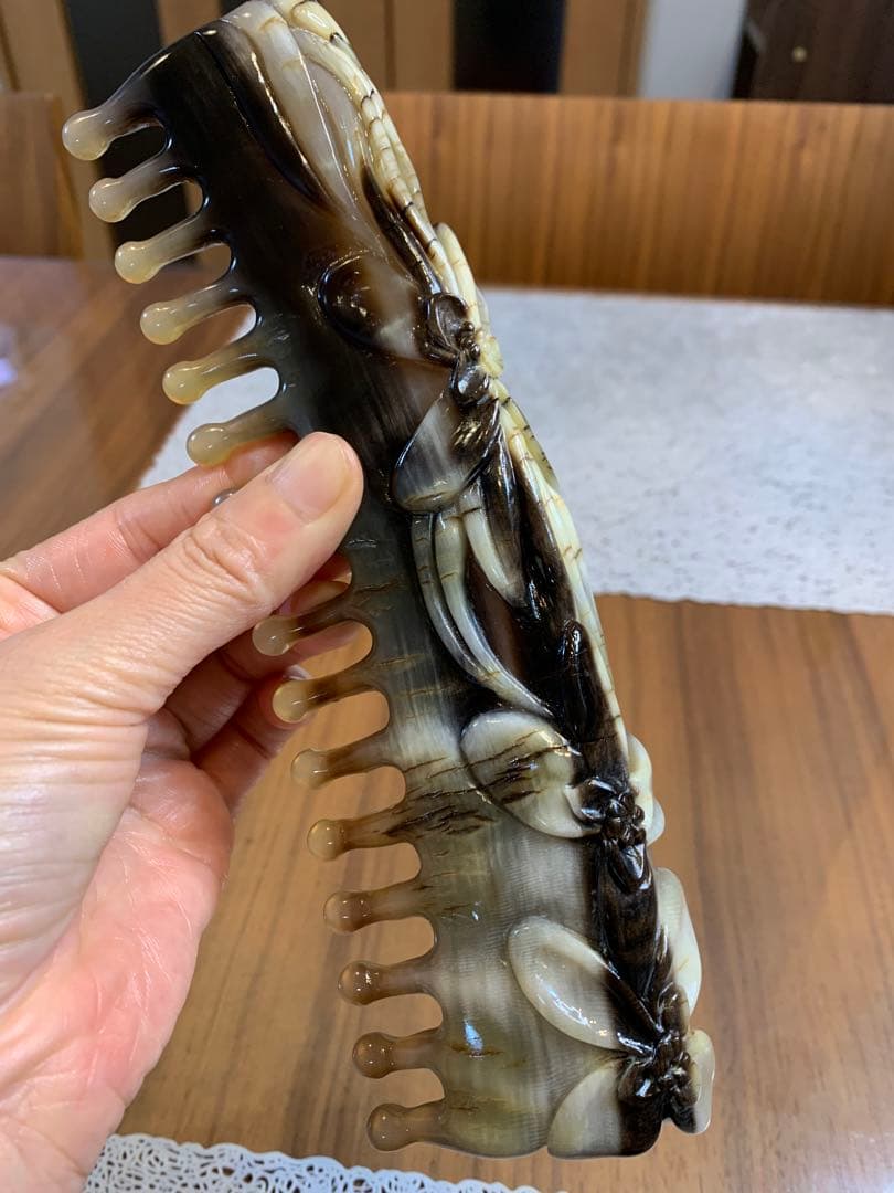 D-092高級　希少　極上品　天然白水牛角　手彫りフラワー　櫛　マッサージグッズ