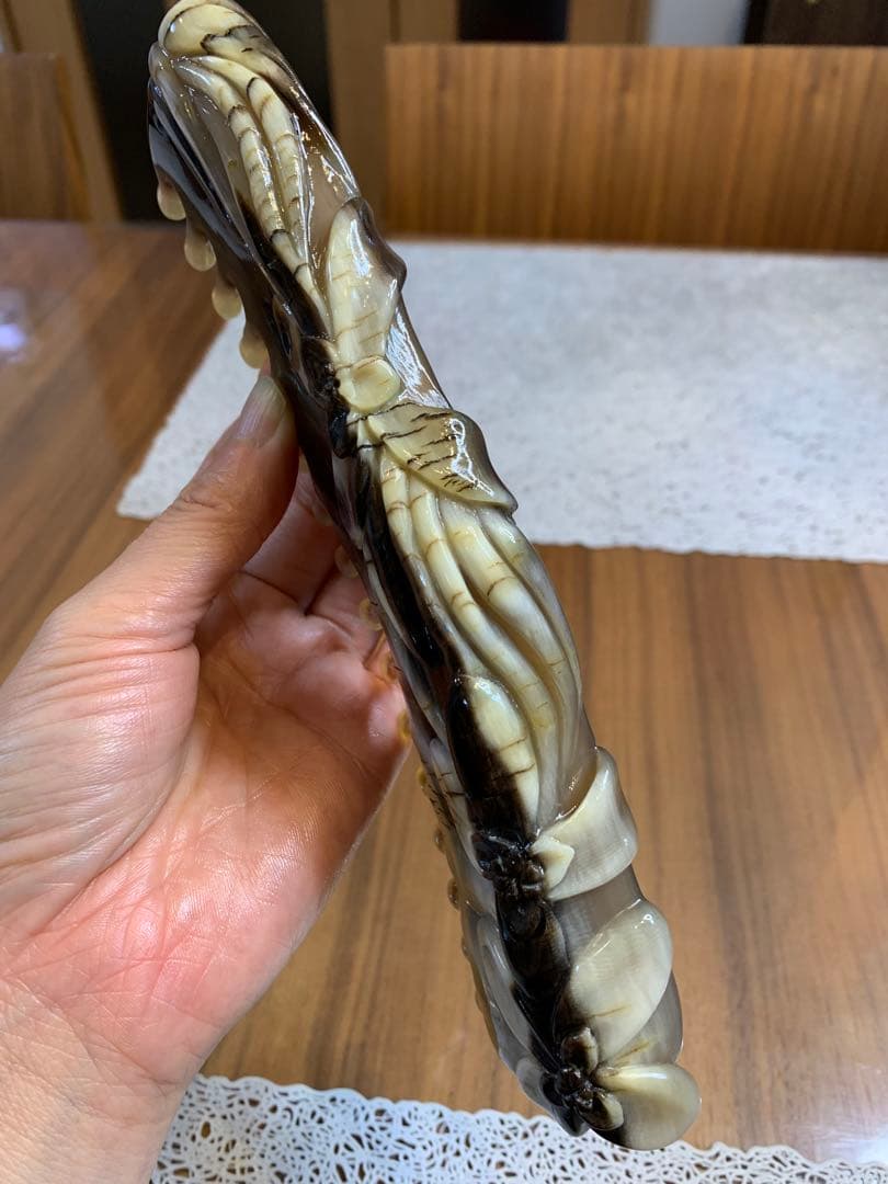 D-092高級　希少　極上品　天然白水牛角　手彫りフラワー　櫛　マッサージグッズ