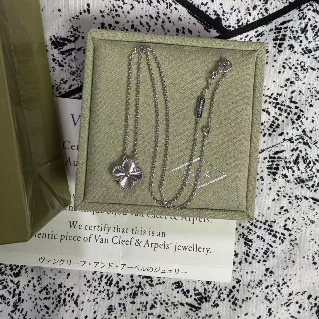 Van Cleef & Arpels クローバーネックレス@1