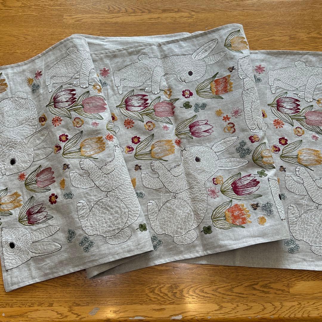 コーラル&タスク Coral&Tusk ウサギのテーブルランナー　新品