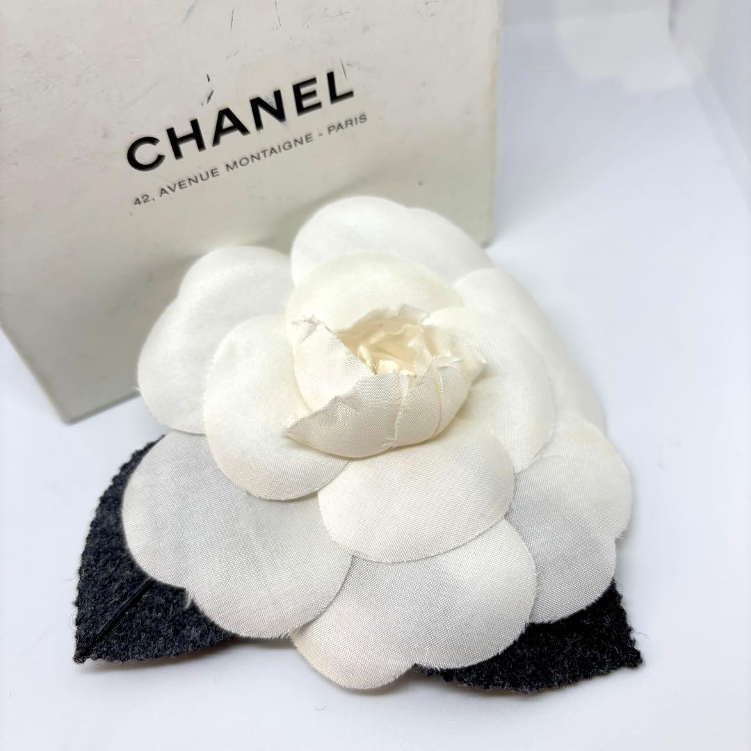 【シャネル】コサージュ ブローチ カメリア 白 入園式 入学式 結婚式 式典
