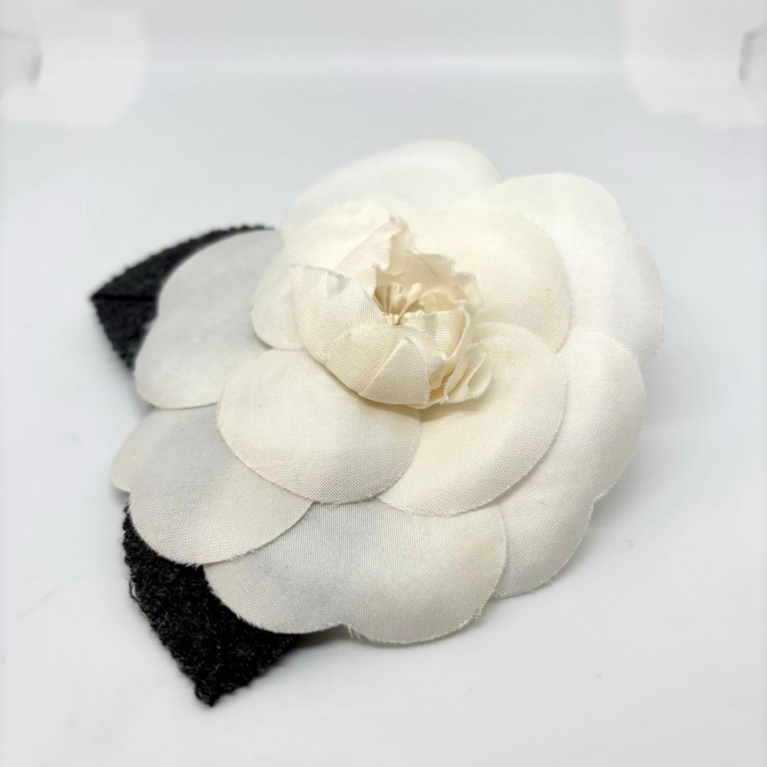 【シャネル】コサージュ ブローチ カメリア 白 入園式 入学式 結婚式 式典