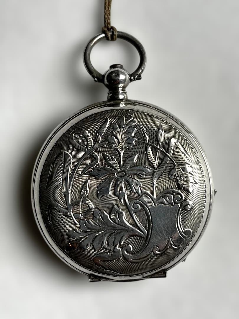 エングレーブ花模様シルバーポケットウォッチ