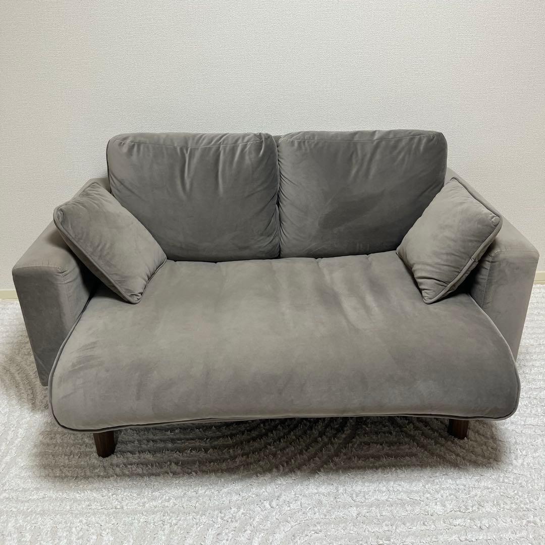 『交渉受け付けます』ベルベット調の2人掛けソファ LOWYA