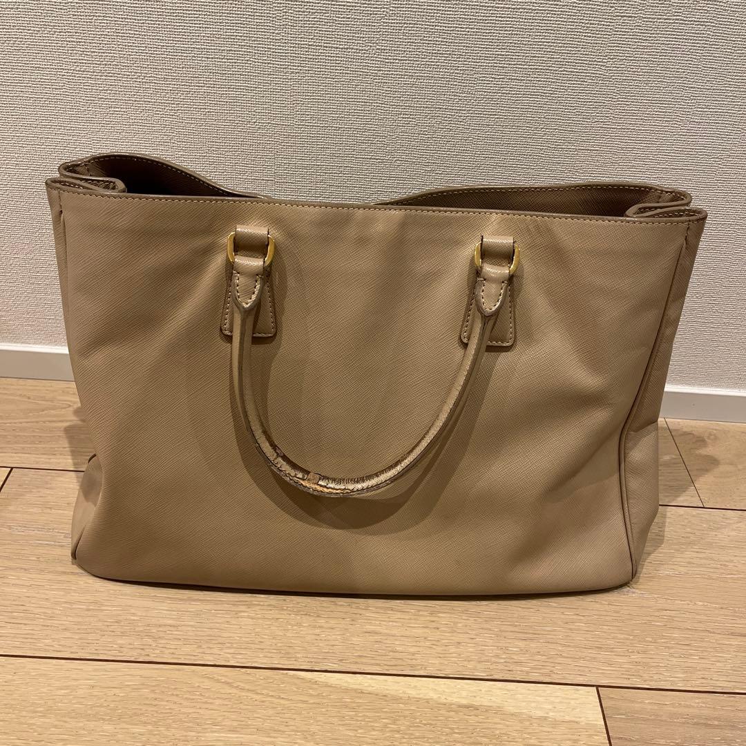 プラダ　サフィアーノ　ベージュ レザー ビジネスバッグ