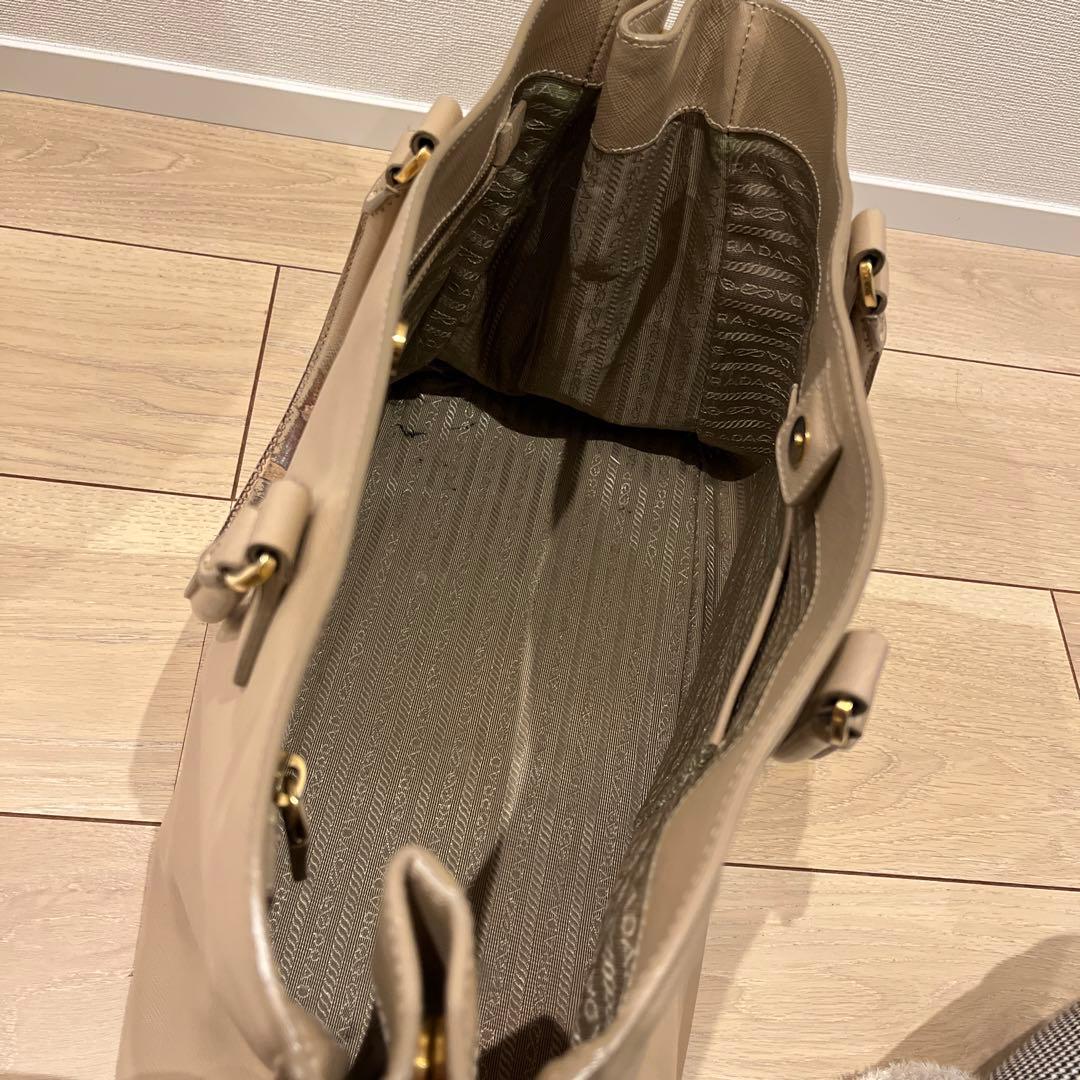 プラダ　サフィアーノ　ベージュ レザー ビジネスバッグ