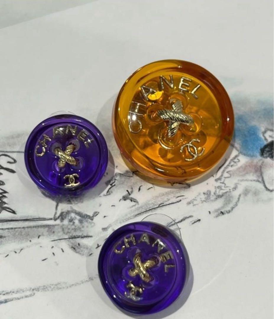 【1万円引き】CHANEL ボタン風ブローチ 新品 オレンジ 未使用 箱付き