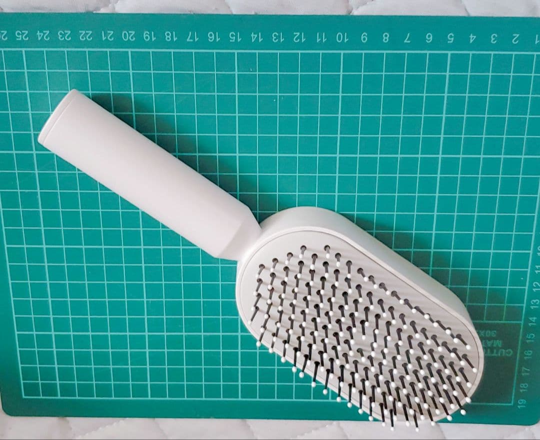 ✨早い者勝ち✨　ヘアブラシ くし 髪の毛 サラサラ プレス式クリーニング