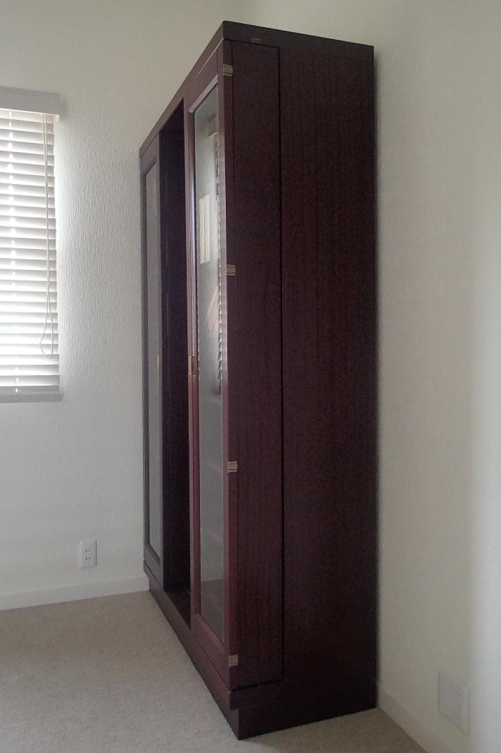 スライド式本棚　収納力にすぐれ、ガラス扉付き