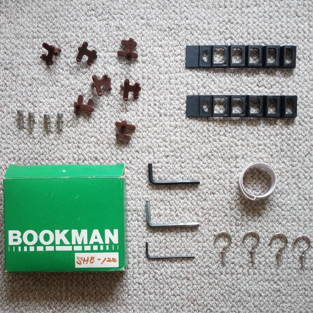 スライド式本棚　収納力にすぐれ、ガラス扉付き