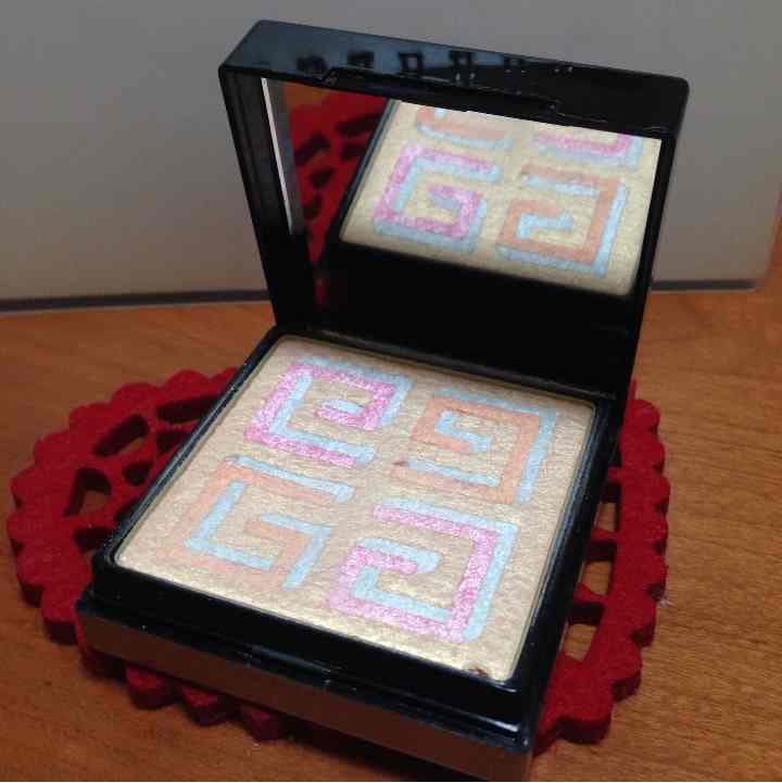 ユリ GIVENCHY フェイス＆ボディパウダー