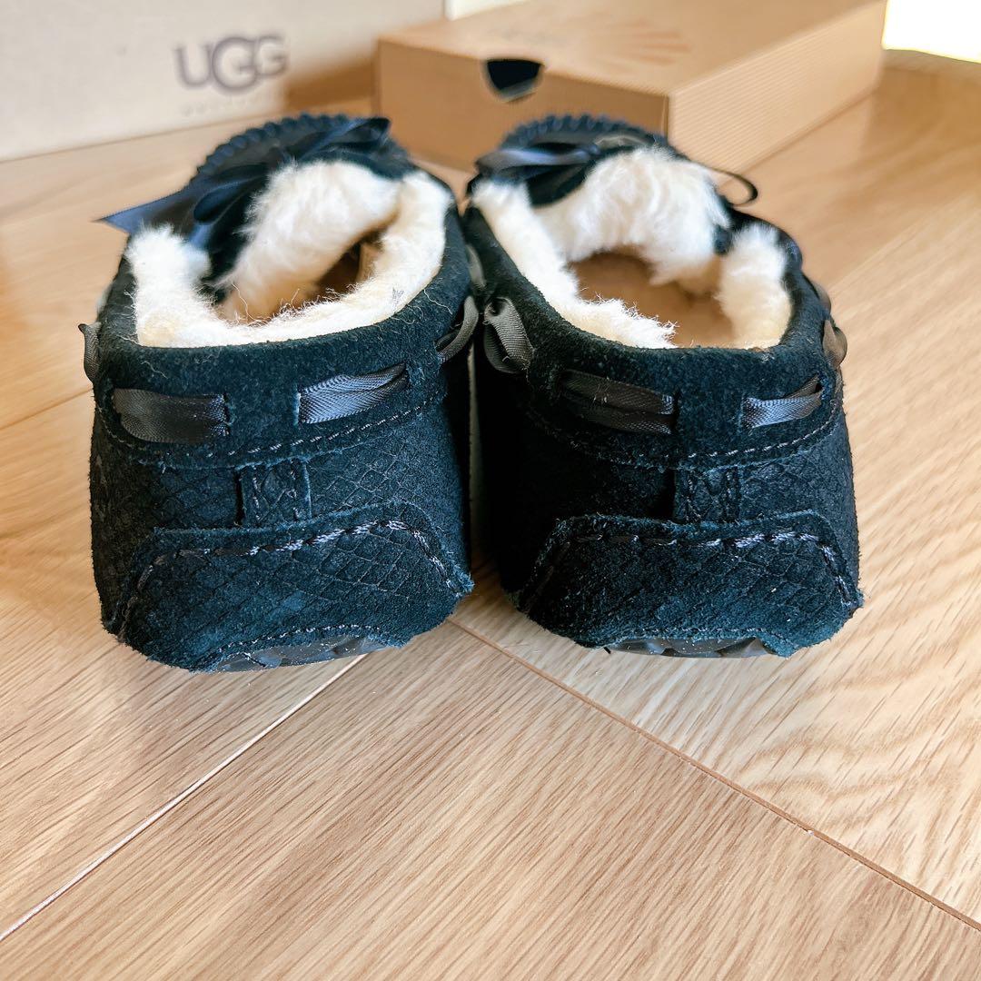 【送料無料】UGG モカシン　ダコタ 24cm usサイズ7 黒 ブラック