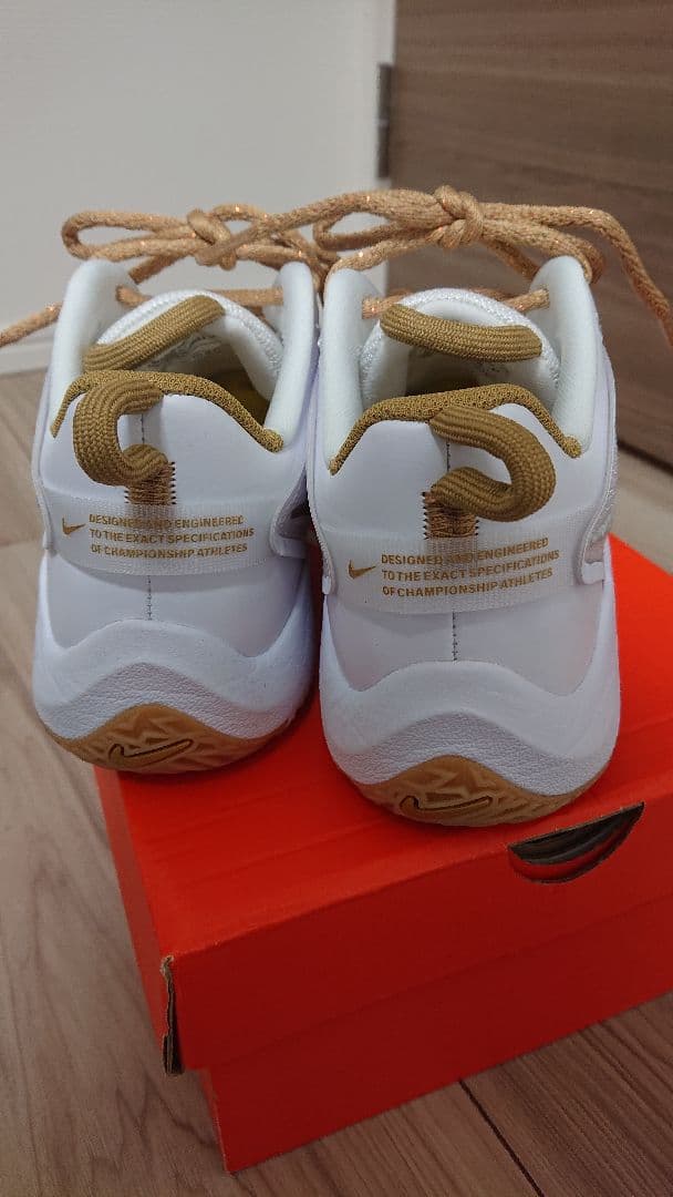 【美品】Nike バレーボールシューズ ホワイト/ゴールド