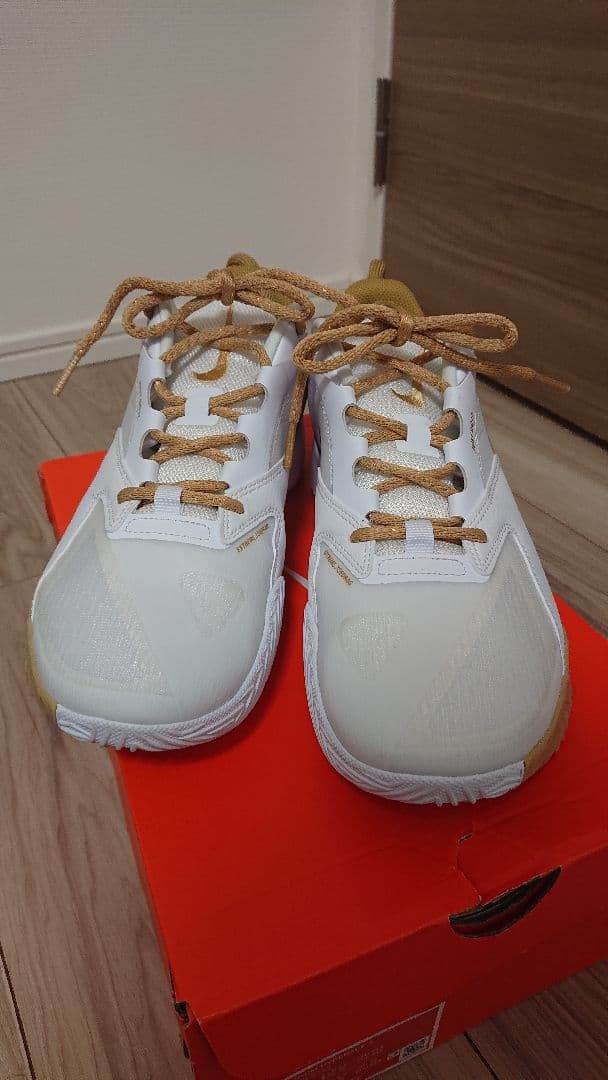 【美品】Nike バレーボールシューズ ホワイト/ゴールド