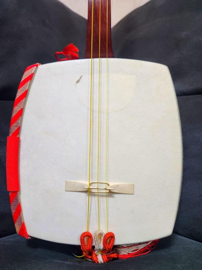 長唄三味線、細い棹、花梨、適切なサイズ、丸胴、皮に破れなし、本革