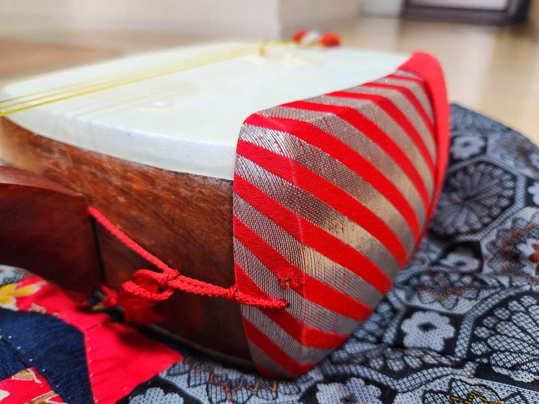 長唄三味線、細い棹、花梨、適切なサイズ、丸胴、皮に破れなし、本革