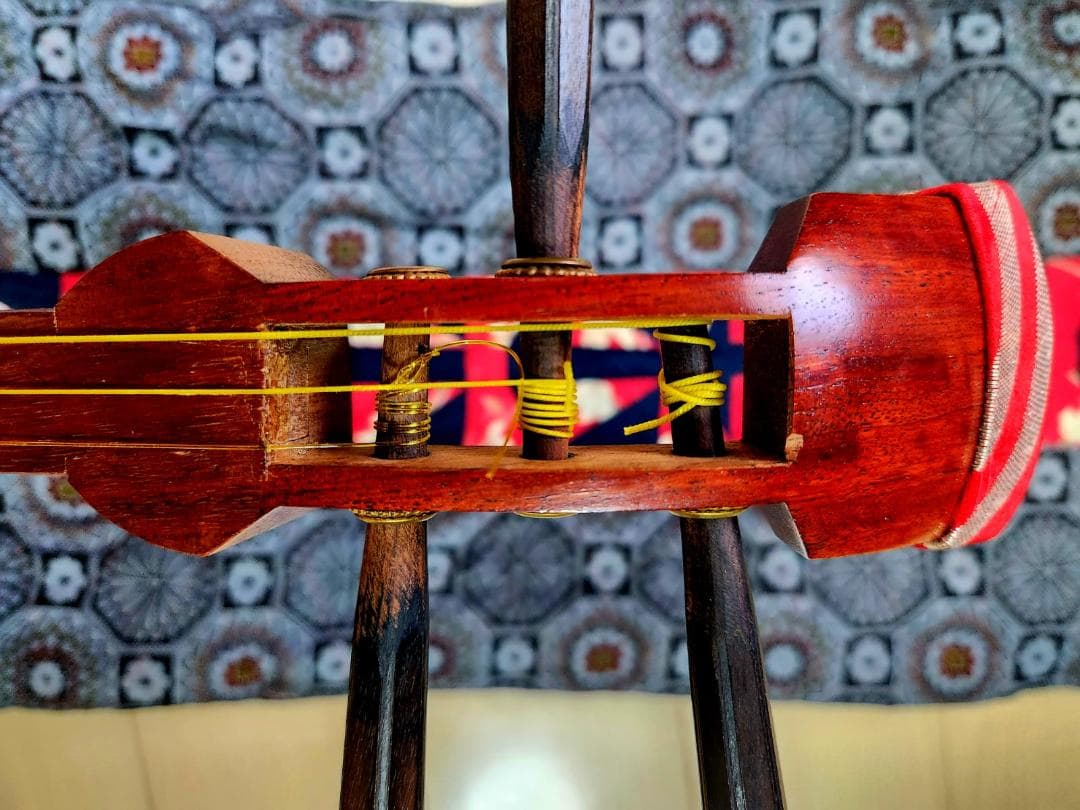 長唄三味線、細い棹、花梨、適切なサイズ、丸胴、皮に破れなし、本革