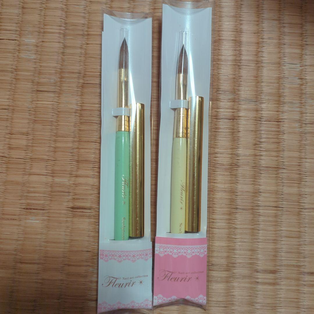 フルーリア　スカルプチュアブラシ　イエローとグリーン