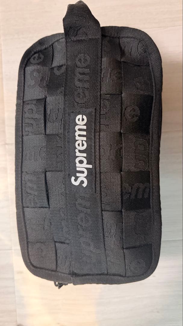 Supreme ブラックショルダーバッグ