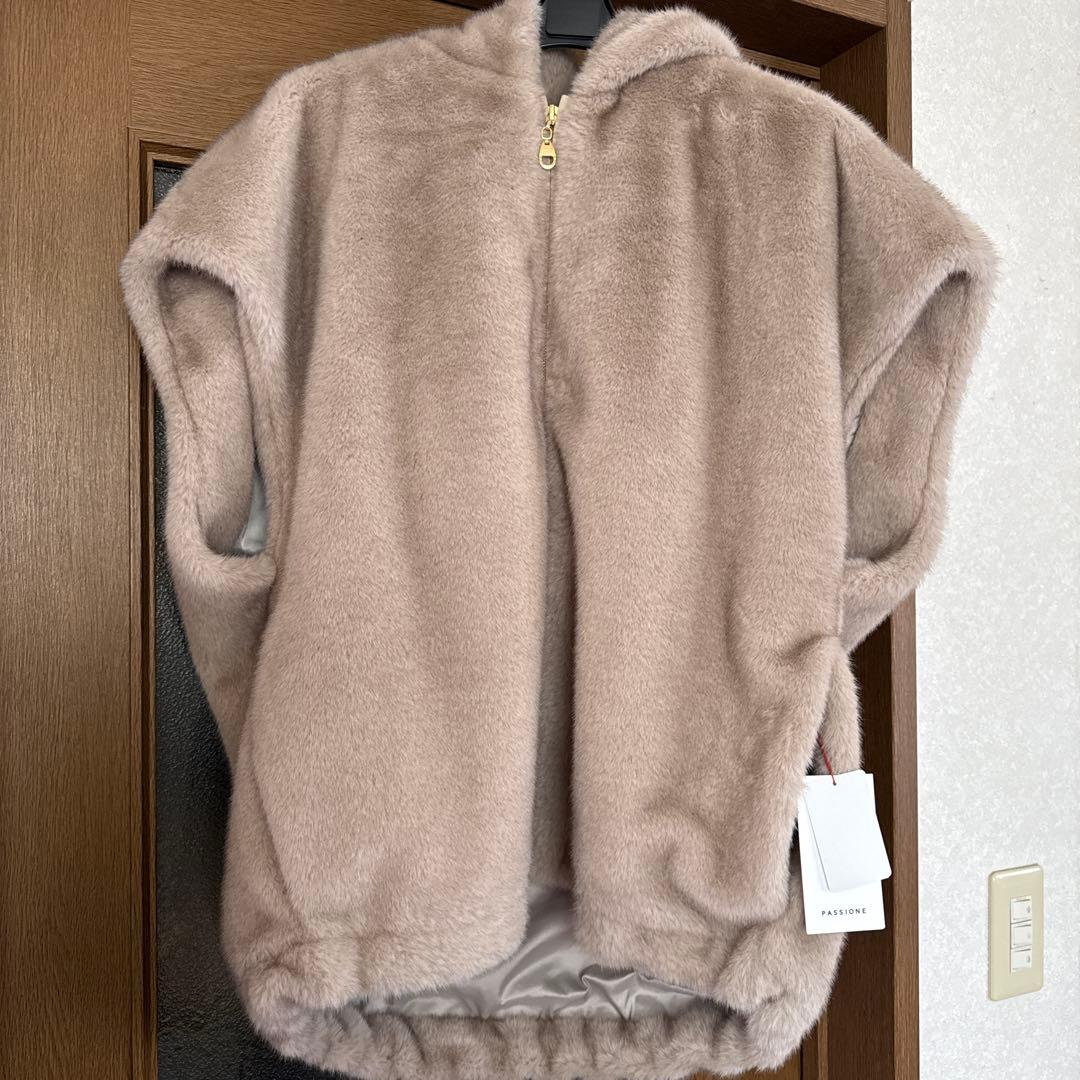 新品未使用タグ付　PASSIONE【パシオーネ】フード付ファーベスト