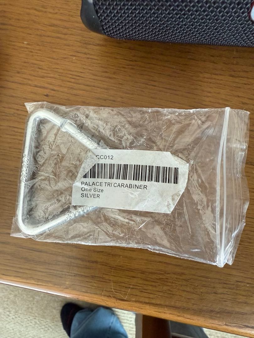 palace skateboards トライアングル　カラビナ