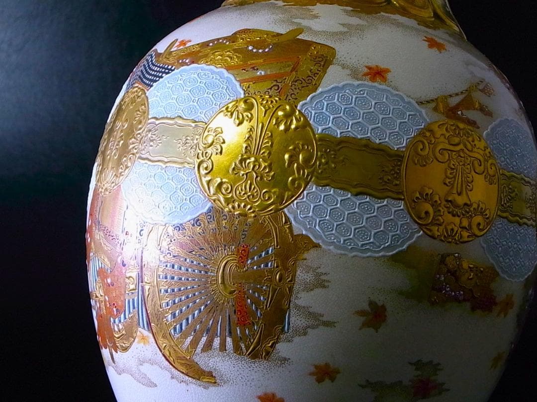 【 E842 】 明治期本筋薩摩焼　超細密盛上金彩絵付御所車文大型花瓶　鑑定書付