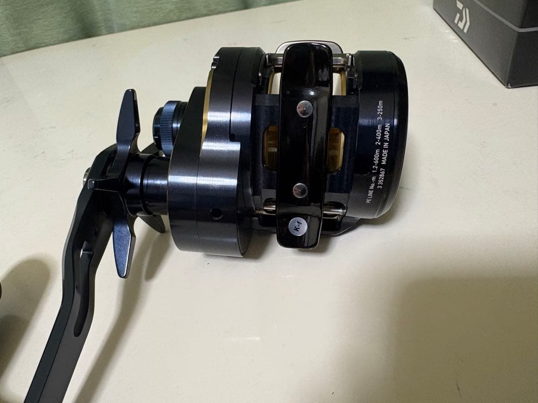 【ほぼ新品】25ソルティガ　300L