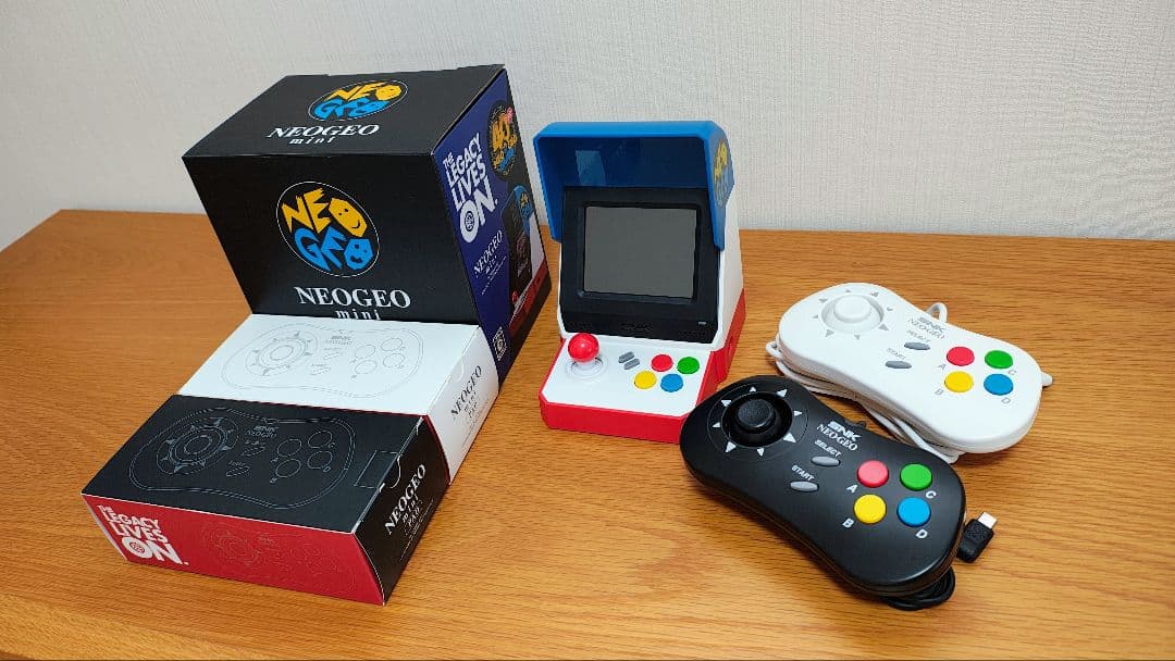 SNK ネオジオミニ本体、コントロールパッド白黒セット